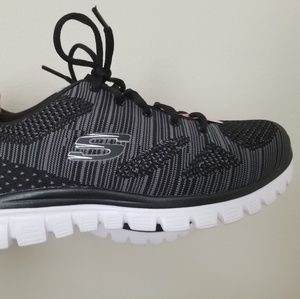 🌻NWT Skechers memory foam sneakers🌻